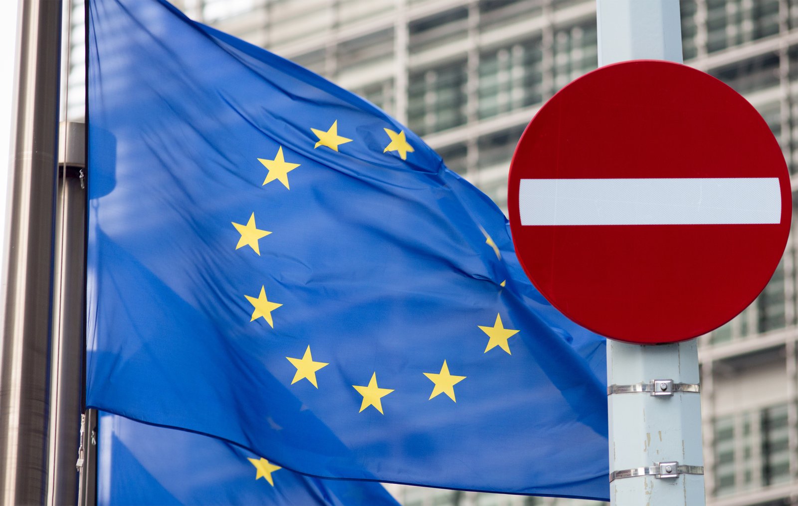 Flagge der Europäischen Union neben einem Einfahrt-verboten-Verkehrszeichen