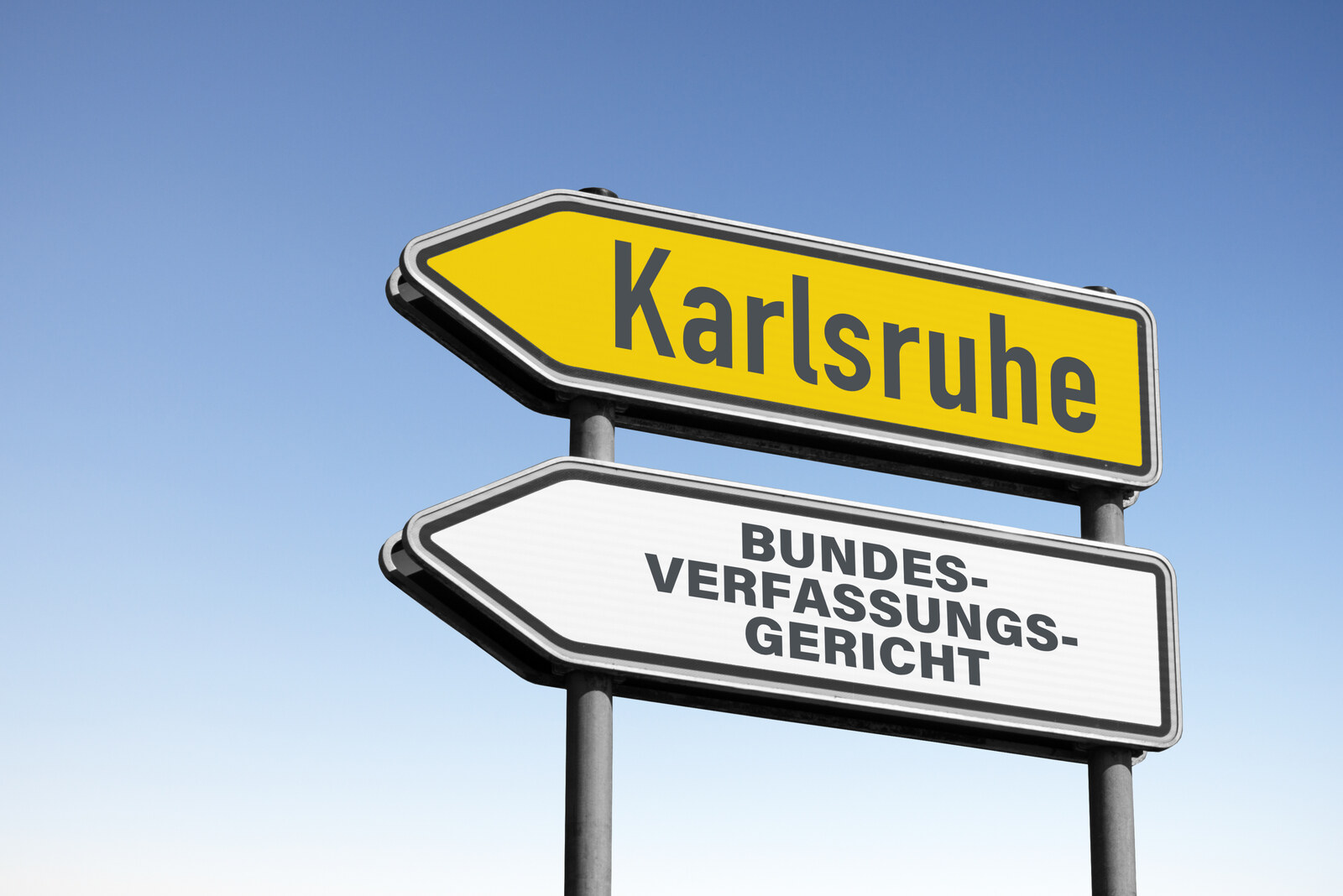 Säulen eines klassischen Justizgebäudes — Tragwerk und Symbol