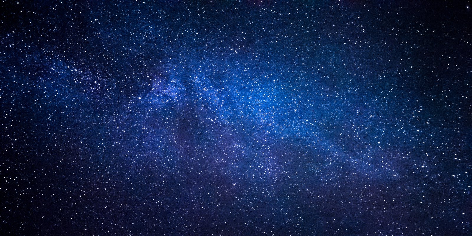 Sternenhimmel mit deutlich sichtbarer Milchstraße — viele einzelne Punkte, die erst im Zusammenhang ein Bild ergeben